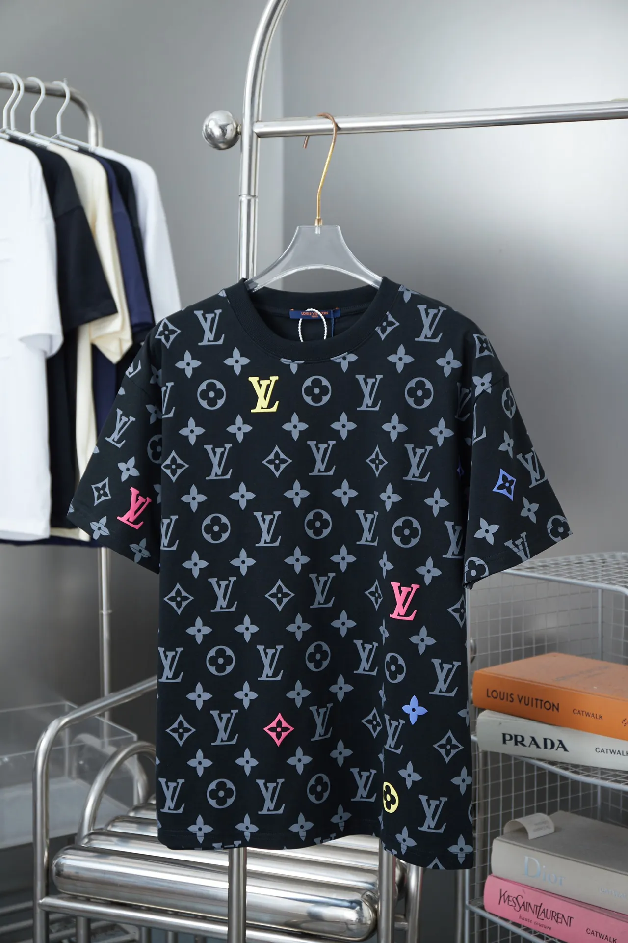 🅿️190 Louis LV 25ss new early spring short-sleeved short sleeves with full-bottom printed foam letters. Light luxury. A must-have item for men and women for daily commuting. Correct version. Welcome to compare. Detailed features · 320g 100% cotton double yarn jersey fabric · Digital direct-injection cloth dyeing and printing logo pattern · Color gradient LV letters three-dimensional foam · Double-needle stitching and cross-stitching technology · Original main mark, washable tag, brand moisture-proof paper packaging Color: black/white Size: S/M/L/XL